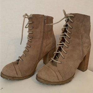 Report Women’s size 7.5 lace up booth with zipper